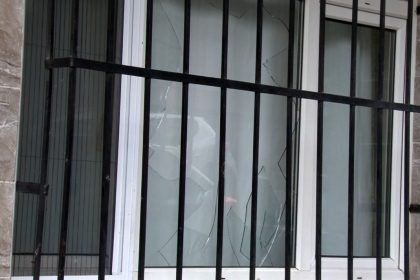 gaziosmanpasada-cezaevinden-tahliye-olan-bir-kisinin-evine-el-yapimi-patlayici-atildi