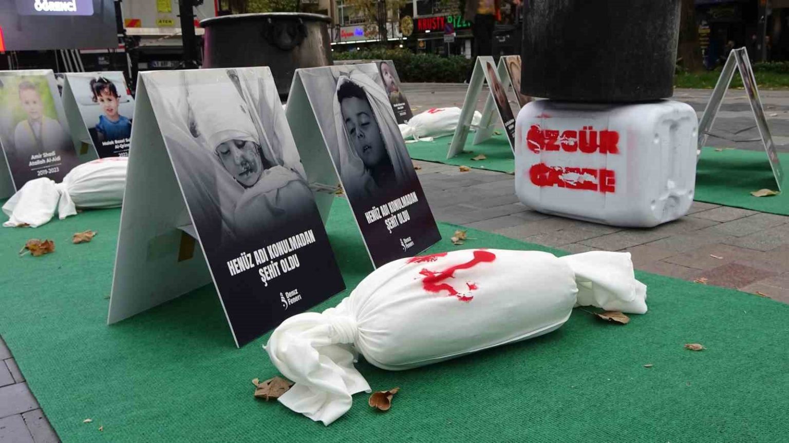 gazzeye-acilan-kapi-kucukkefenler-sergisinde-gazzenin-drami-gozler-onune-serildi