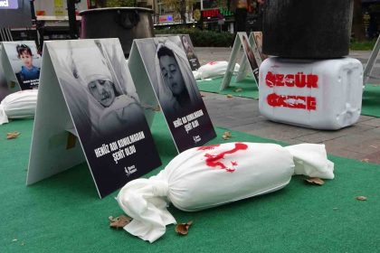 gazzeye-acilan-kapi-kucukkefenler-sergisinde-gazzenin-drami-gozler-onune-serildi