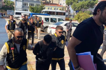 genc-kiz-arkadasinin-abisi-ve-kuzenleri-tarafindan-bicaklandi