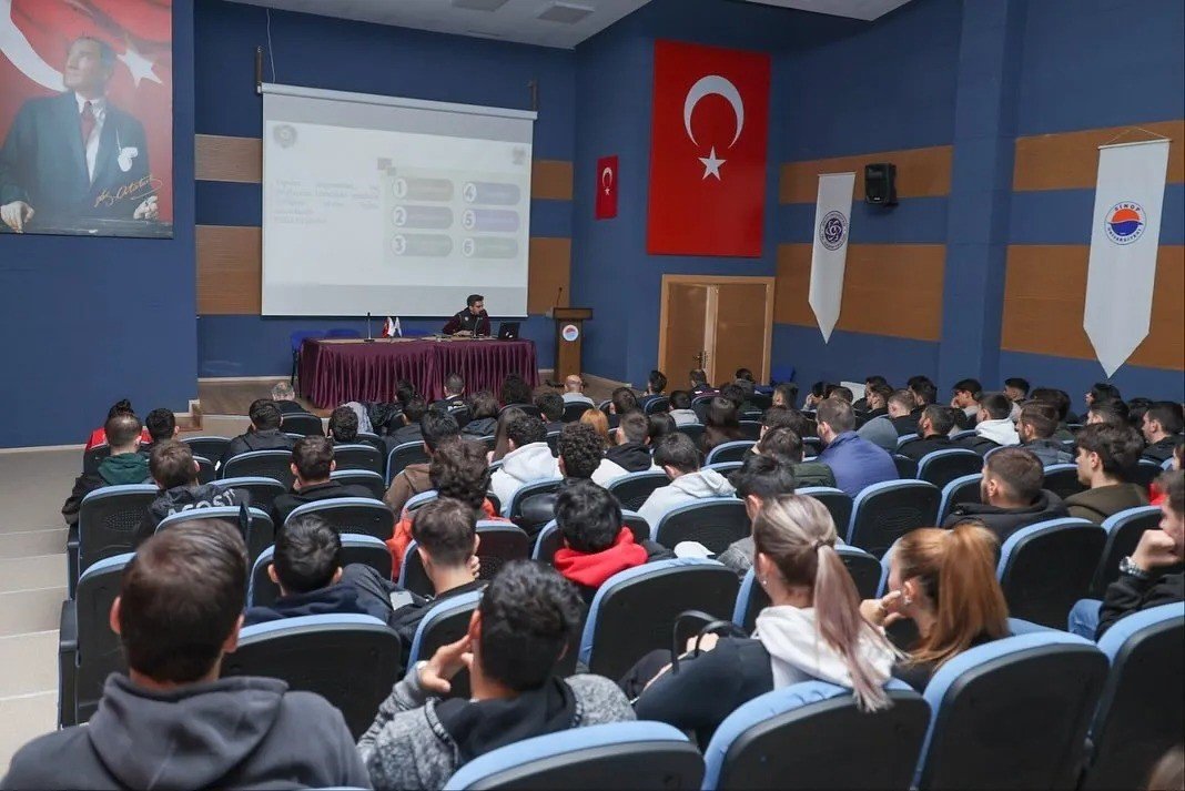gencler-icin-guvenli-gelecek-seminerleri