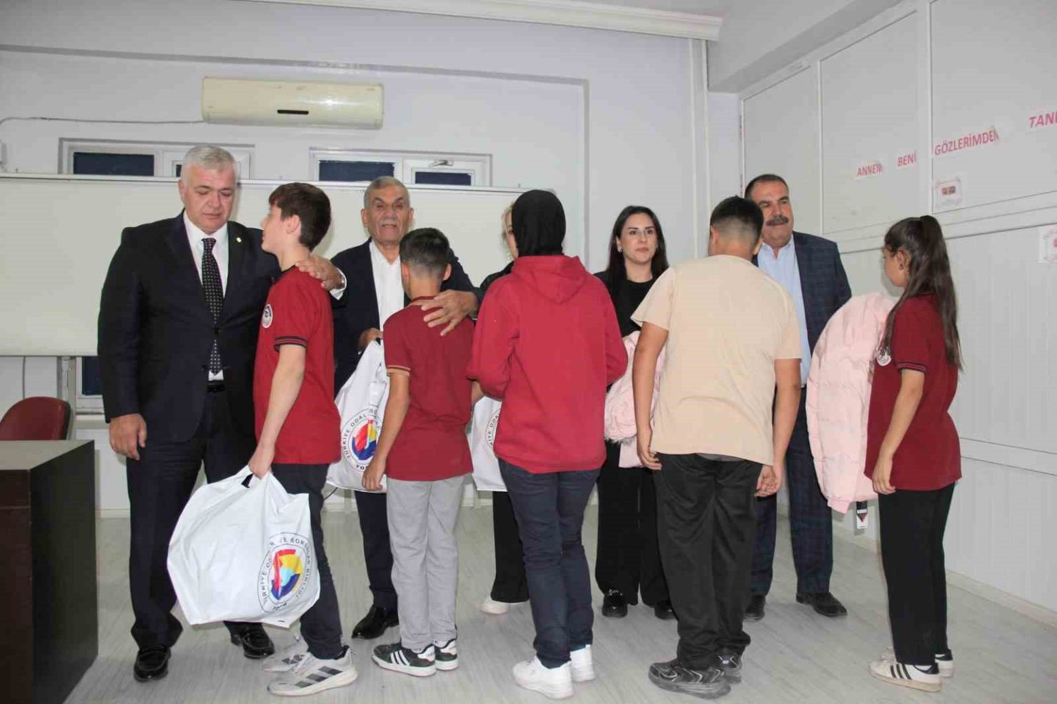 gtb-ve-tobb-is-birligiyle-14-okulda-ogrencilere-kislik-kaban-destegi