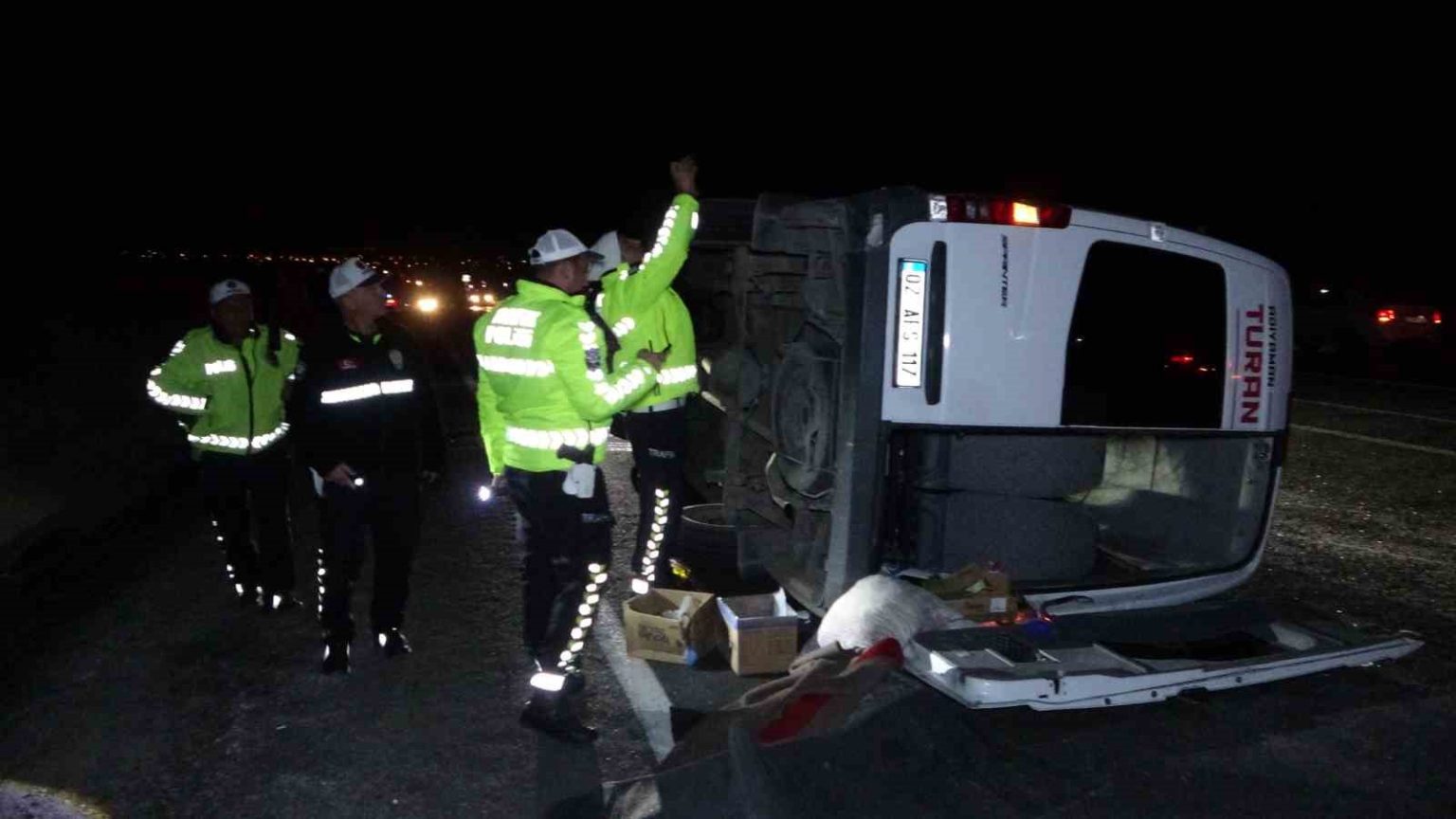 hafif-ticari-aracla-carpisan-tur-midibusu-devrildi-13u-ogrenci-14-kisi-yaralandi