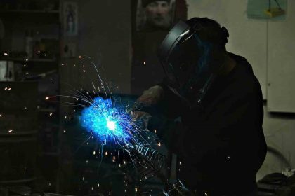 hurdalari-aile-meslegi-olan-balikcilik-figurlerine-donusturuyor