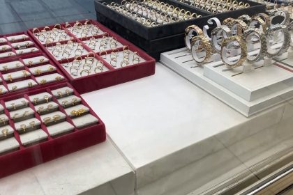 ikisi-oyaladi-biri-vitrindeki-milyonluk-altin-yuzukleri-caldi