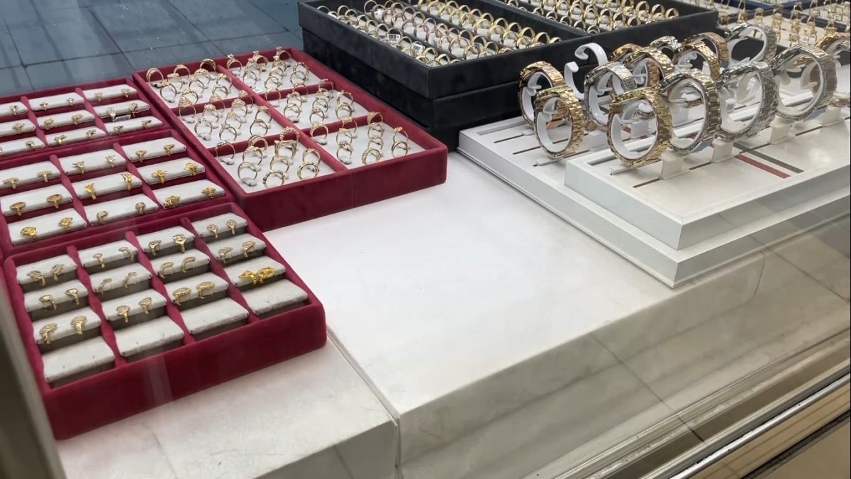 ikisi-oyaladi-biri-vitrindeki-milyonluk-altin-yuzukleri-caldi