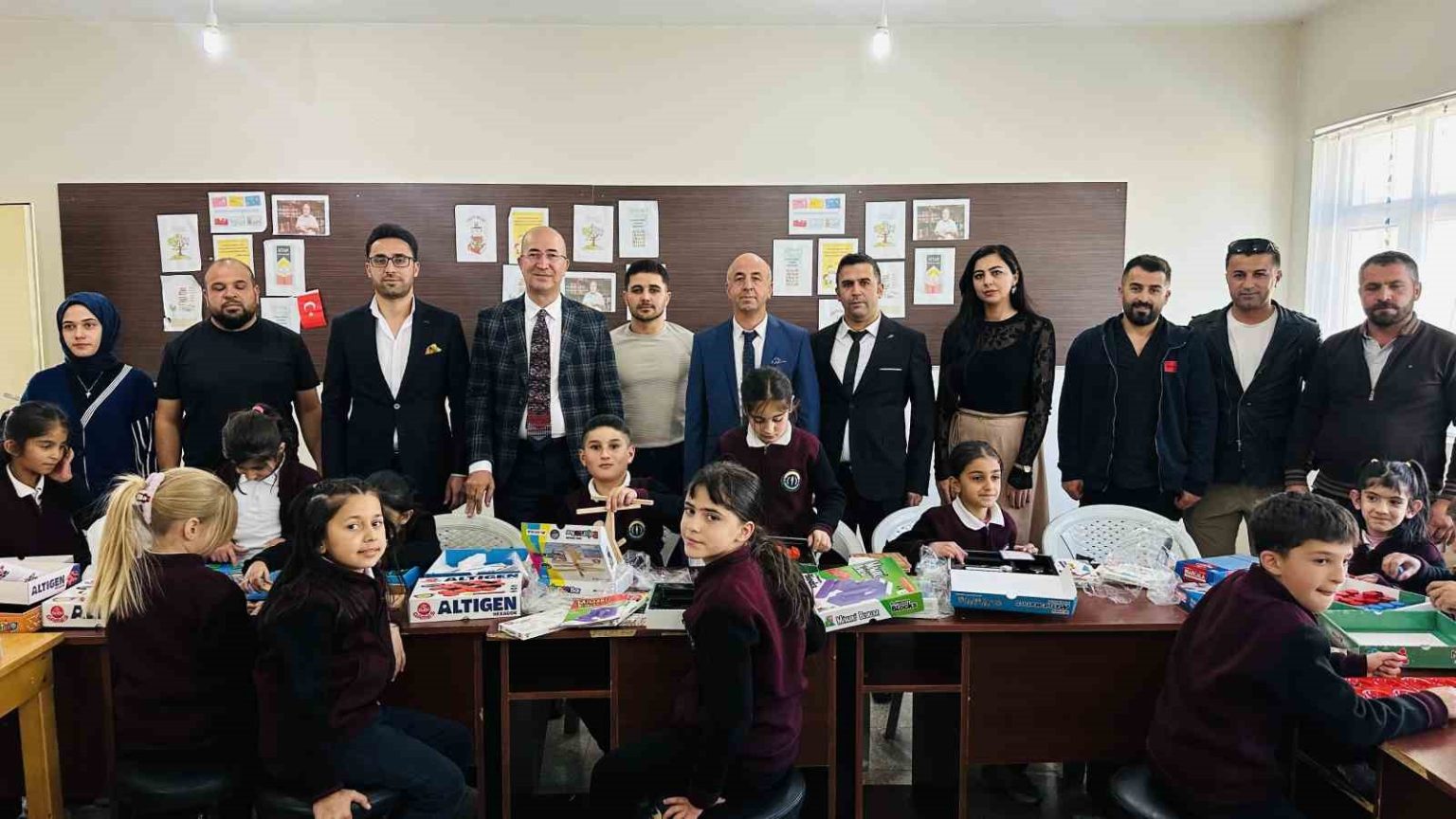 iran-sinirindaki-ogrencilere-21-cesit-zeka-oyunu-seti-hediye-edildi