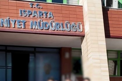 ispartada-kendilerini-kamu-gorevlisi-gibi-tanitip-45-bin-dolarlik-vurgun-yapan-supheliler-tutuklandi