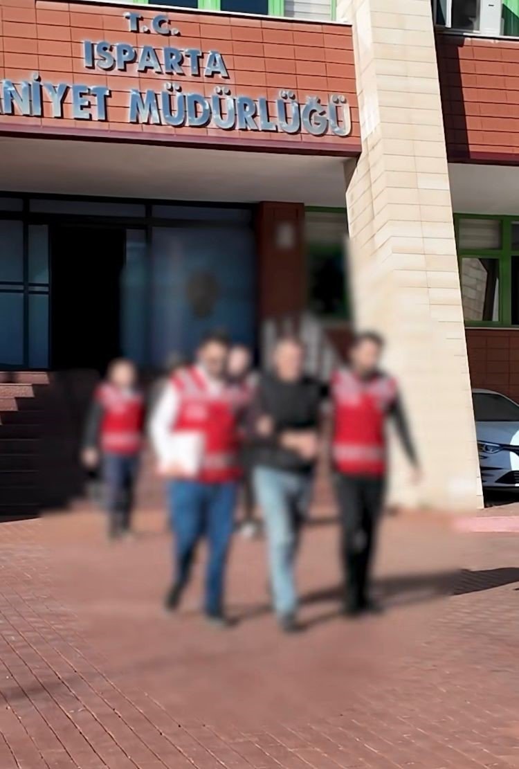 ispartada-kendilerini-kamu-gorevlisi-gibi-tanitip-45-bin-dolarlik-vurgun-yapan-supheliler-tutuklandi