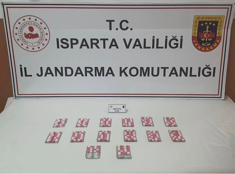 ispartada-yol-kontrolunde-durdurulan-aracta-uyusturucu-hap-ele-gecirildi