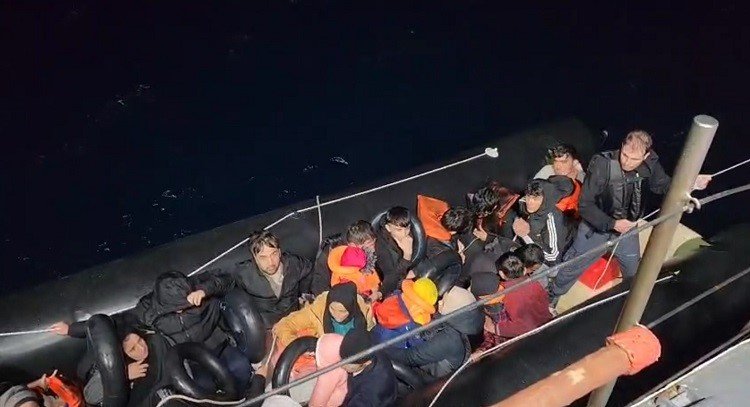 izmir-aciklarinda-pes-pese-gocmen-yakalama-ve-kurtarma-operasyonlari