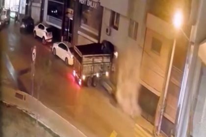 izmirde-freni-bosalan-kamyon-duvari-yikip-eve-girdi