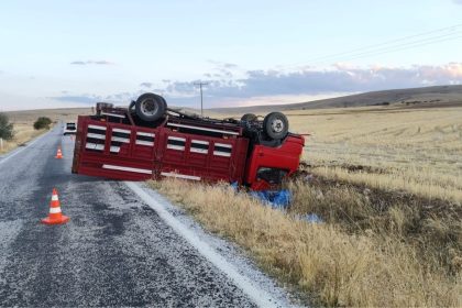 kamyonetin-devrildigi-kazada-3-kisi-yaralandi