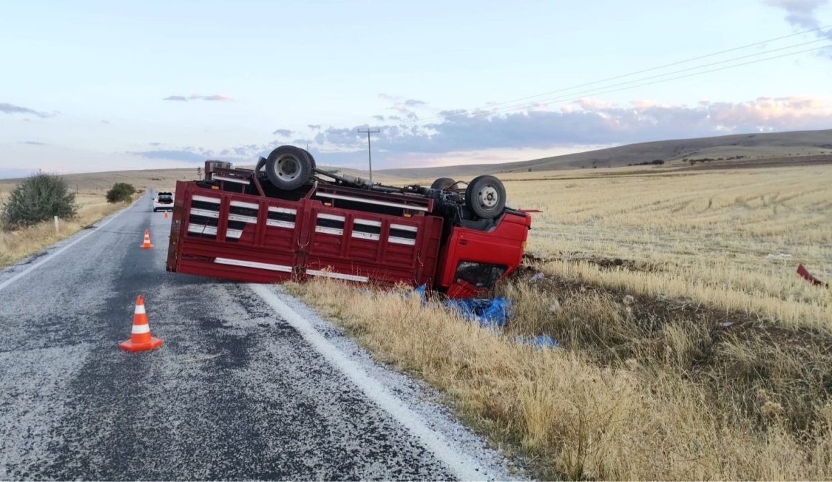 kamyonetin-devrildigi-kazada-3-kisi-yaralandi