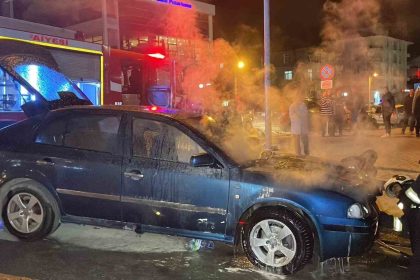 karamanda-seyir-halindeki-otomobil-alev-alarak-yandi