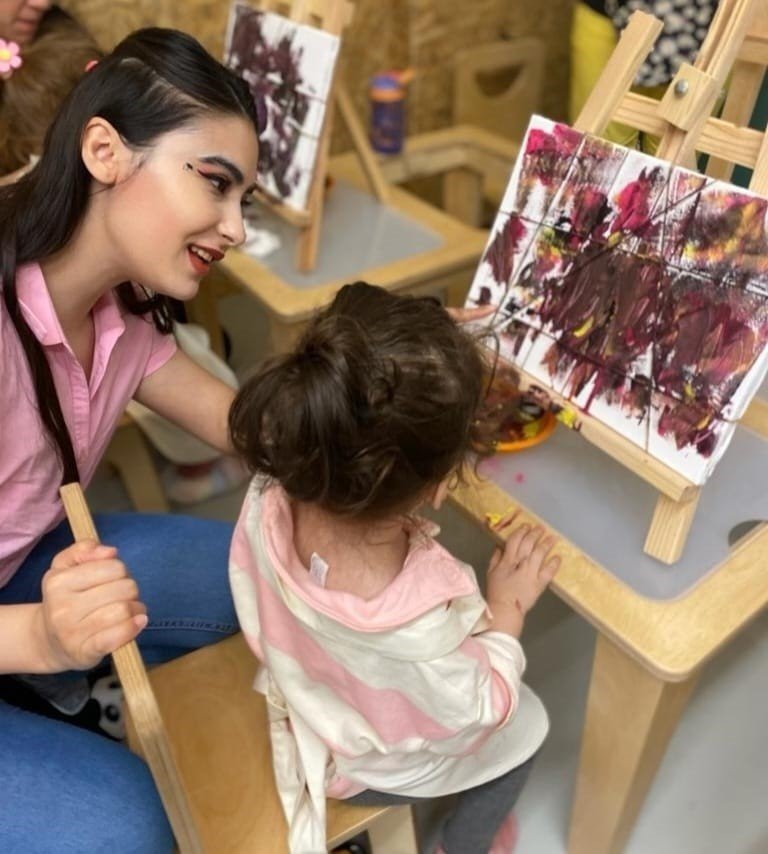 karsiyakanin-sanatci-ogretmeni-cocuklara-sevgiyi-tuvale-hayali-isliyor