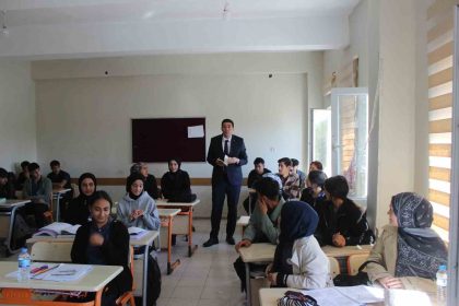 kaymakam-erdogan-ogrenciler-ve-ogretmenlerle-bir-araya-geldi