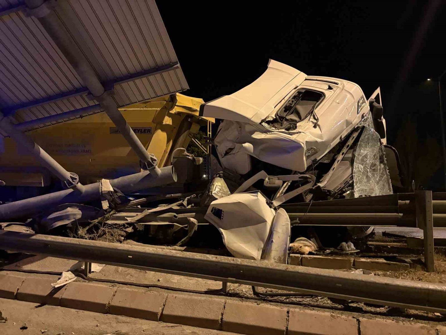 kayseride-tir-bariyerlere-girdi-1-yarali