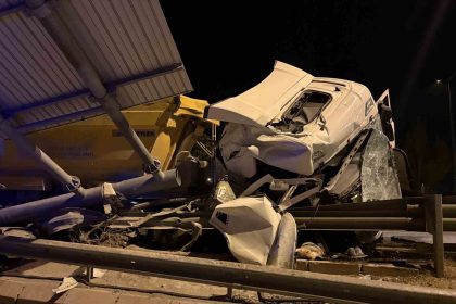 kayseride-tir-bariyerlere-girdi-1-yarali