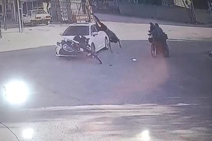 kazada-savrulan-motosikletin-surucusu-yasli-ciftin-uzerine-uctu-4-yarali