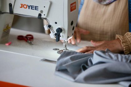 kepezde-belediye-personelinin-uniformalari-kadin-eliyle-uretilip-tasarruf-saglaniyor