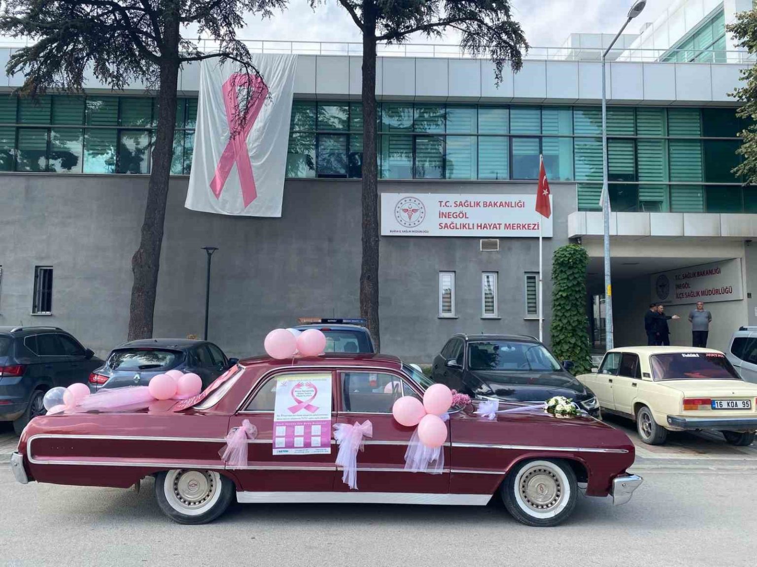 klasik-otomobil-ile-meme-kanserine-dikkat-cekti