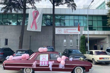 klasik-otomobil-ile-meme-kanserine-dikkat-cekti