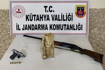 kutahyada-tarihi-eser-operasyonu-milattan-once-5-yuzyila-ait-heykel-ele-gecirildi