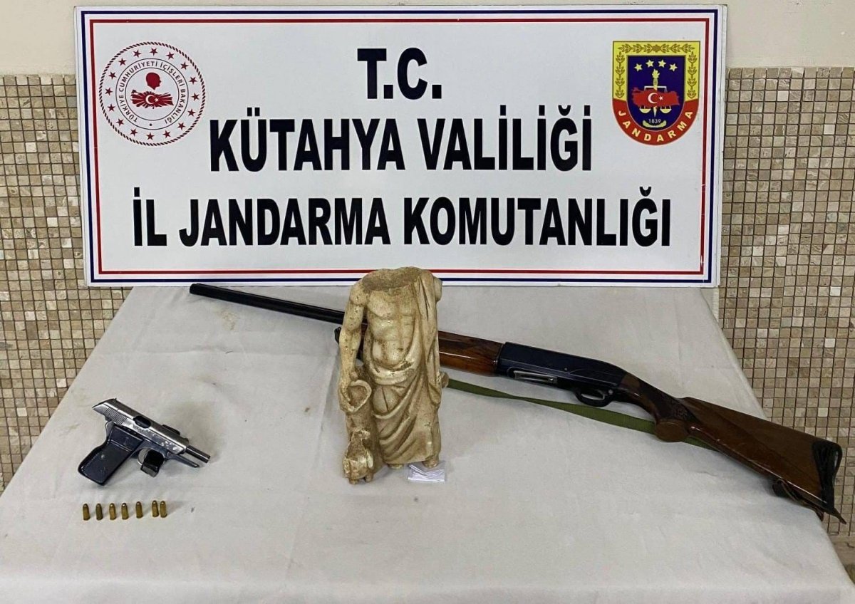 kutahyada-tarihi-eser-operasyonu-milattan-once-5-yuzyila-ait-heykel-ele-gecirildi