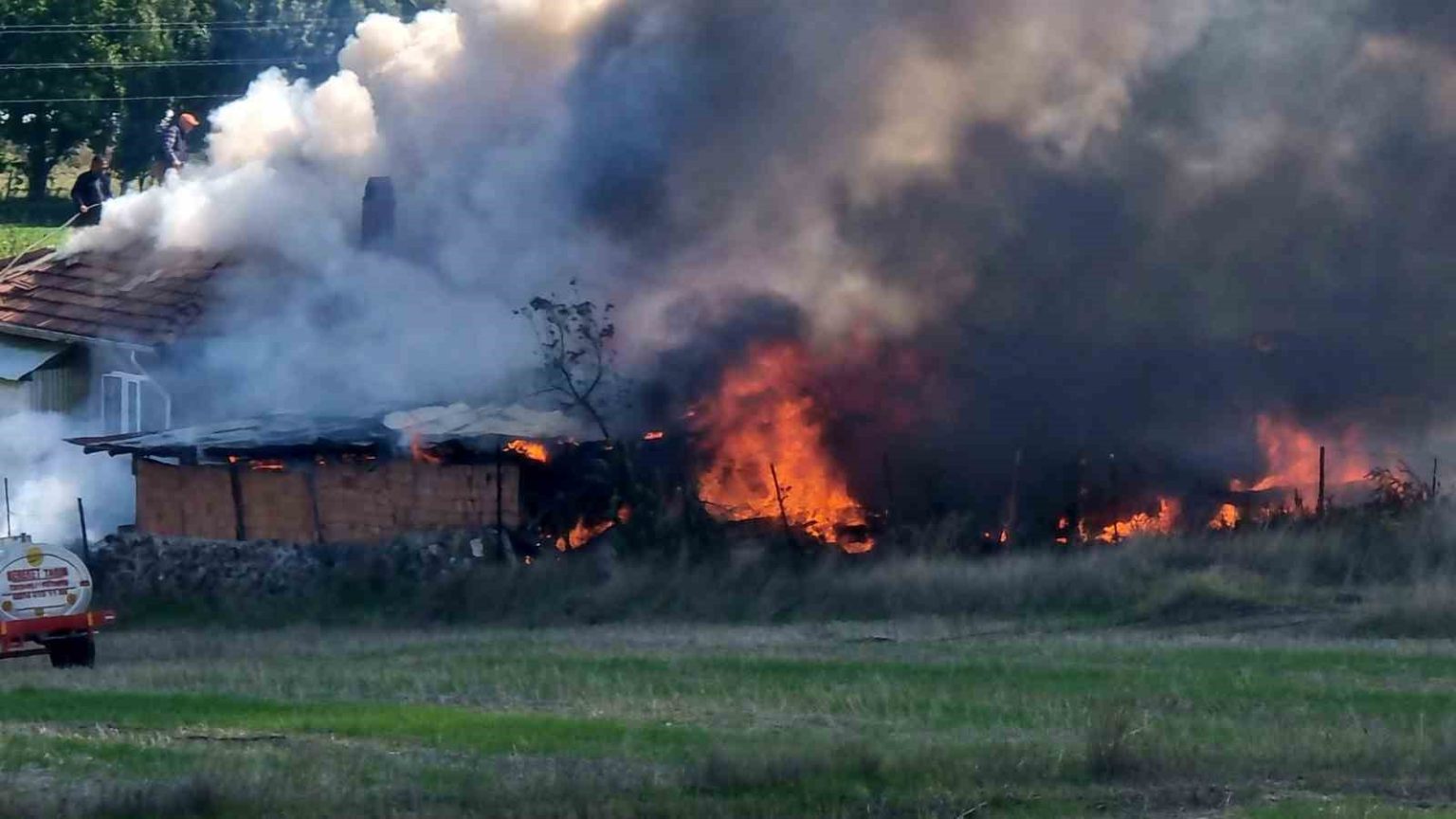 kutahyada-yanginda-ev-traktor-ve-motosiklet-kul-oldu