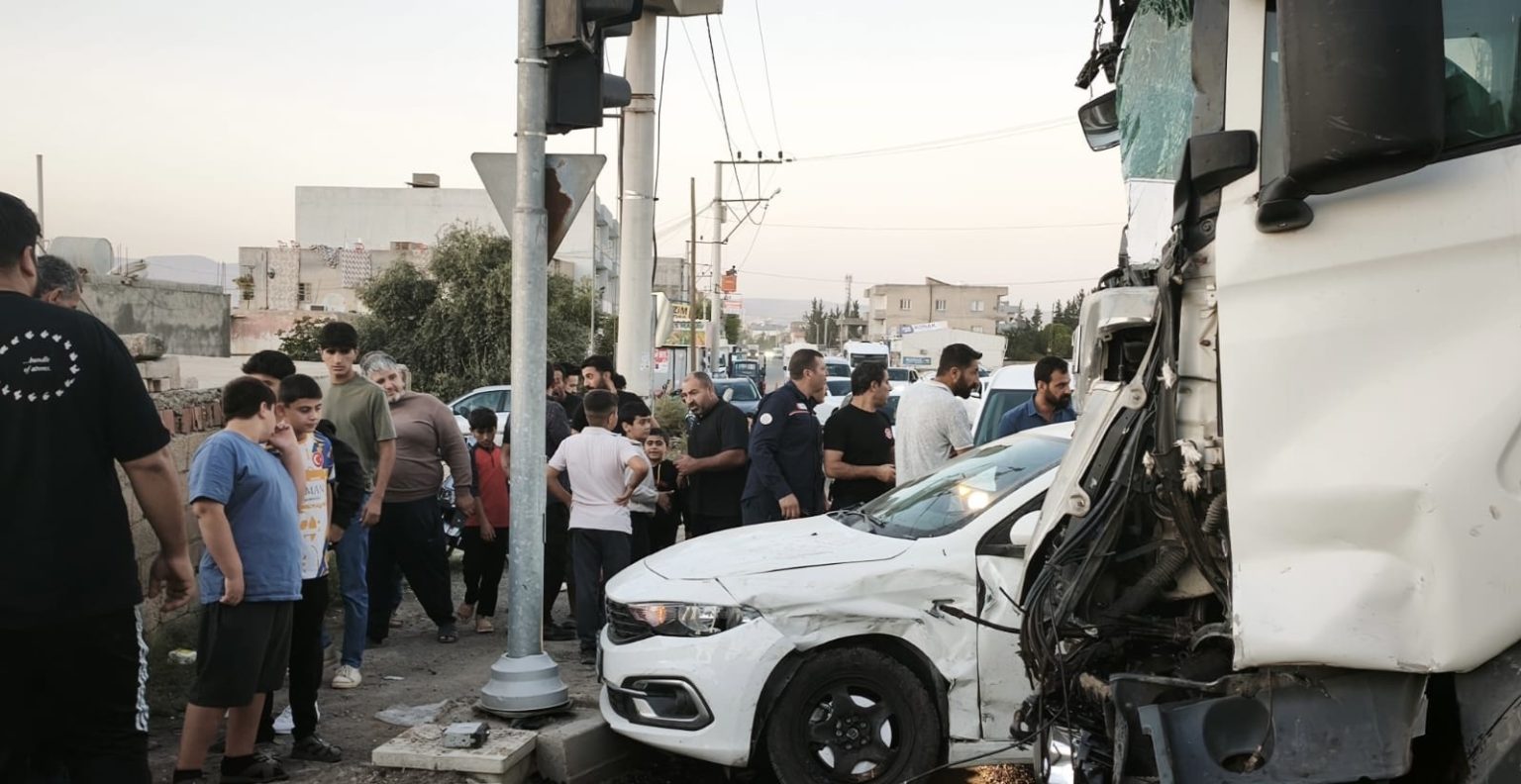 mardinde-tir-ile-otomobil-carpisti-1-yarali