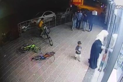 markete-alisveris-icin-girdi-bisikleti-calindi-hirsizlik-ani-kameraya-yansidi