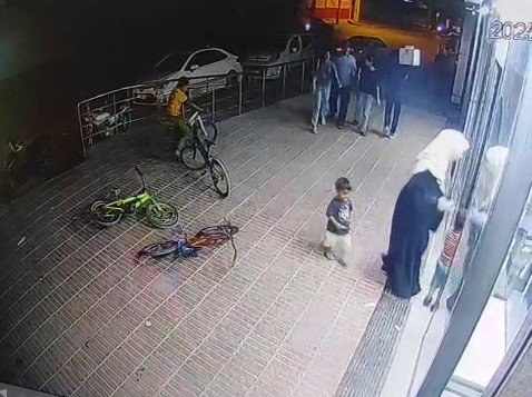 markete-alisveris-icin-girdi-bisikleti-calindi-hirsizlik-ani-kameraya-yansidi