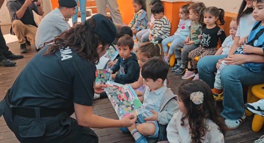 mersinde-jandarma-personeli-cocuklarla-etkinlik-yapti