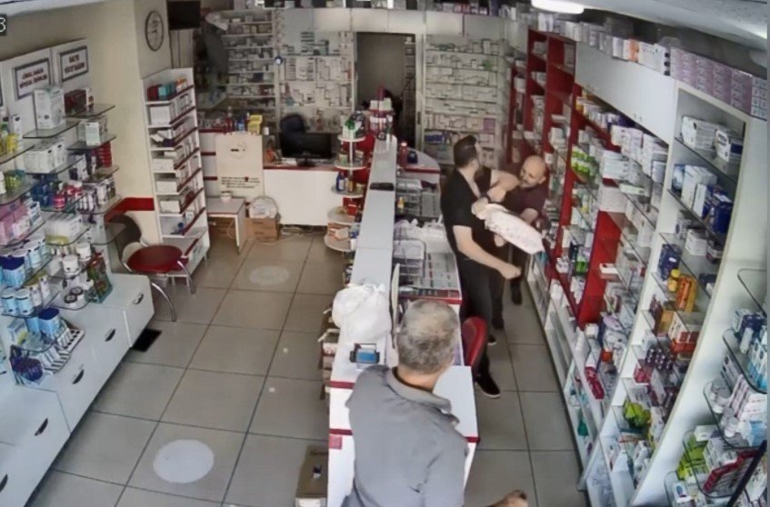 mersinde-muadil-ilac-verdigi-icin-eczaci-kalfasinin-kafasini-sopayla-yaran-saldirgan-cebinden-cikardigi-bicakla-uzerine-saldirdi