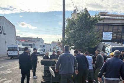 midibusun-carpmasi-sonucu-devrilen-is-makinasinin-operatoru-yaralandi