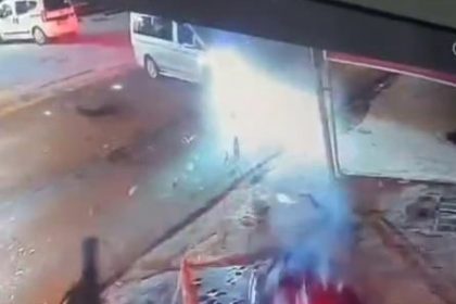 motosikletli-genclerin-havada-savruldugu-kaza-kamerada