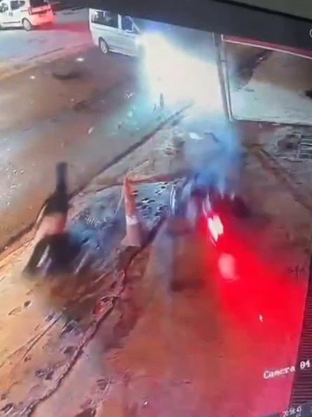 motosikletli-genclerin-havada-savruldugu-kaza-kamerada