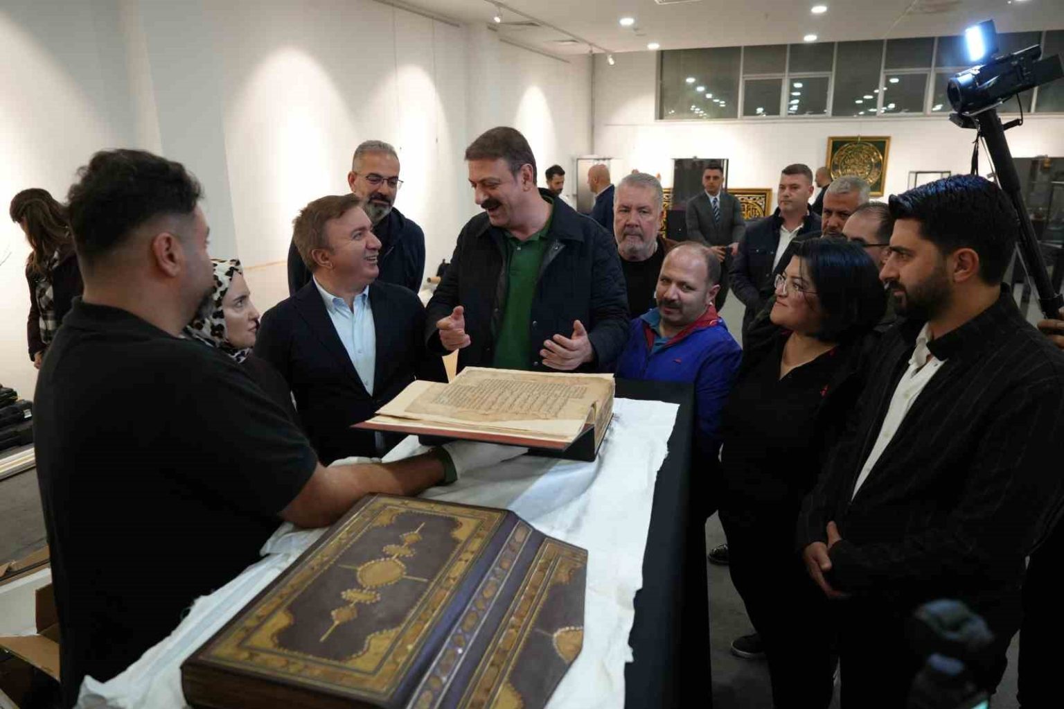 mukaddes-emanetleri-gormek-isteyenler-solugu-bu-sergide-aldi