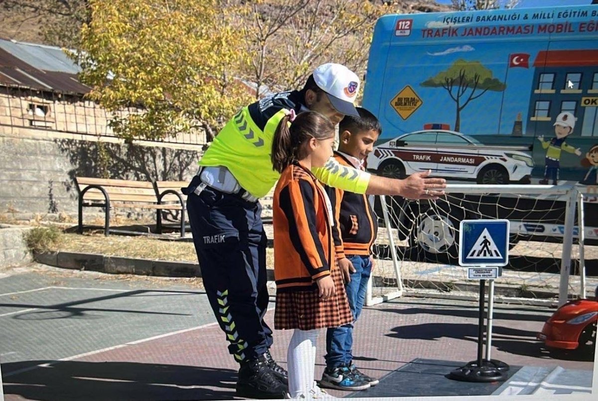 muradiyede-ogrencilere-trafik-guvenligi-egitimi