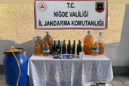 nigdede-kacak-alkol-operasyonu-195-litre-kacak-icki-ele-gecirildi