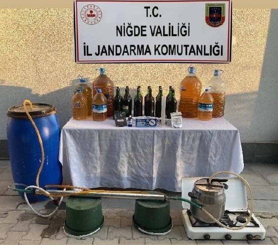nigdede-kacak-alkol-operasyonu-195-litre-kacak-icki-ele-gecirildi
