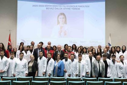 ogrenciler-beyaz-onluklerini-giydi