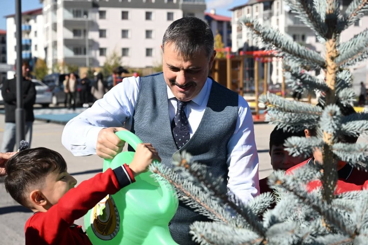omer-duygun-ilkokulunda-fidan-dikim-etkinligi