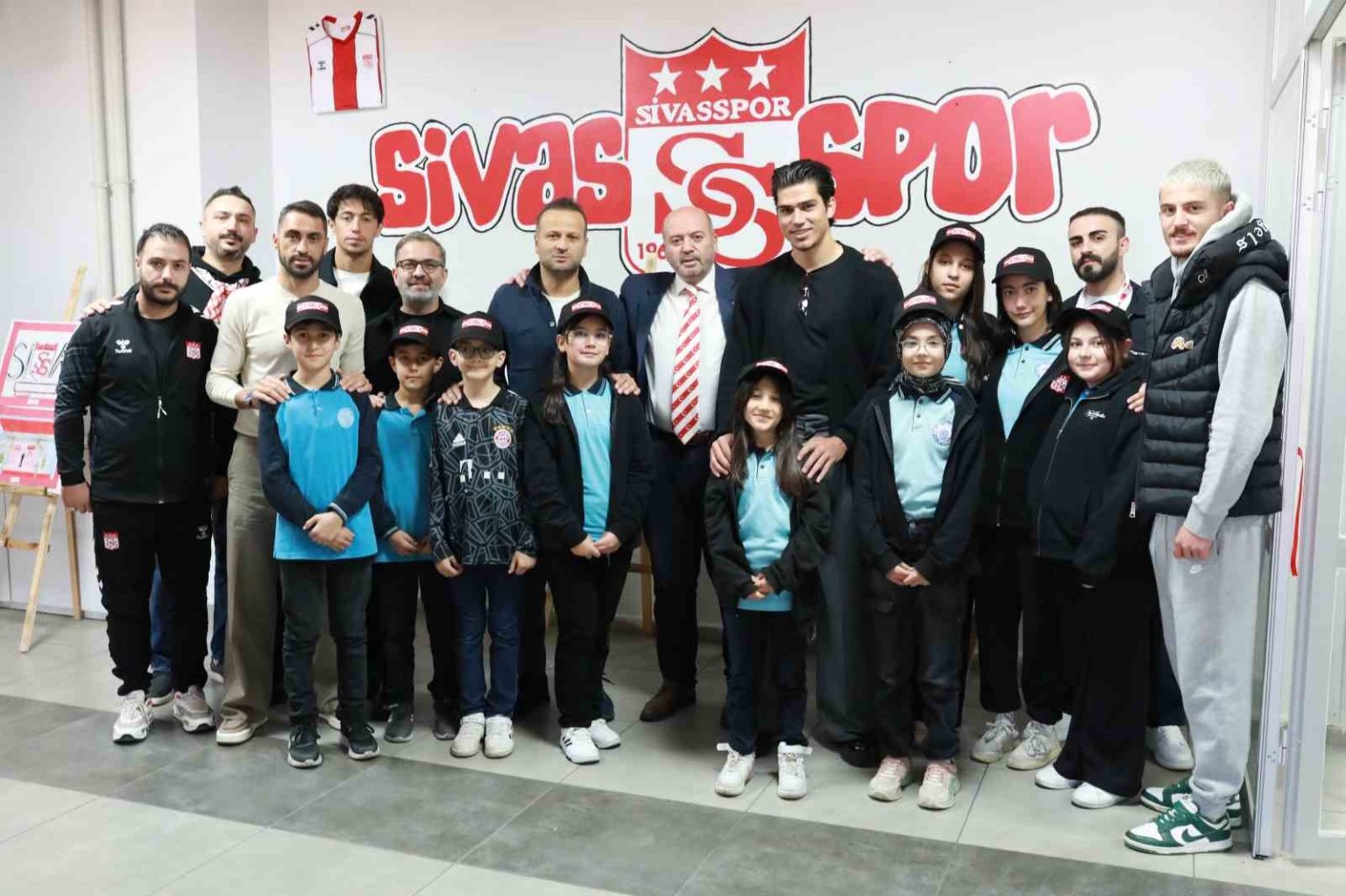 ortaokul-ogrencileri-sivasspor-sevgisini-resmetti-futbolcular-sergiyi-acti