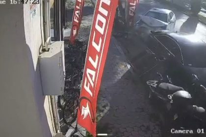 osmaniyede-kontrolden-cikan-otomobil-park-halindeki-araclara-carpti