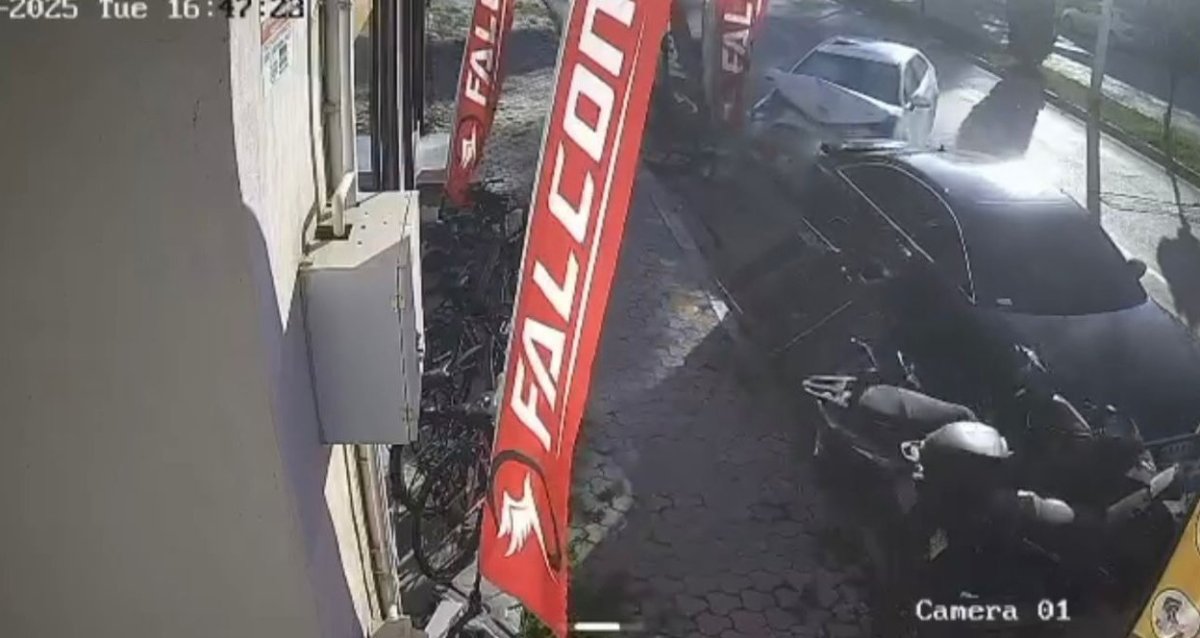 osmaniyede-kontrolden-cikan-otomobil-park-halindeki-araclara-carpti