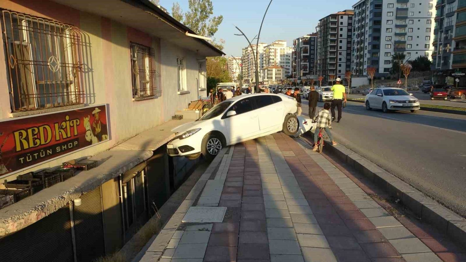 otomobilin-carptigi-arac-savrularak-evin-balkonuna-girdi-2si-cocuk-3-yarali