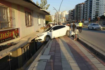 otomobilin-carptigi-arac-savrularak-evin-balkonuna-girdi-2si-cocuk-3-yarali