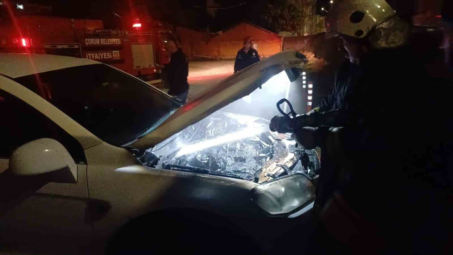 park-halindeki-cipi-kule-donmekten-itfaiye-kurtardi